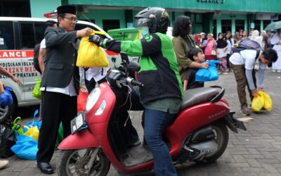 PKKMB 2025: UNIMERZ Bagikan 1000 Paket Sembako untuk Ojol dalam Kegiatan “Solidarity with Green Hero”