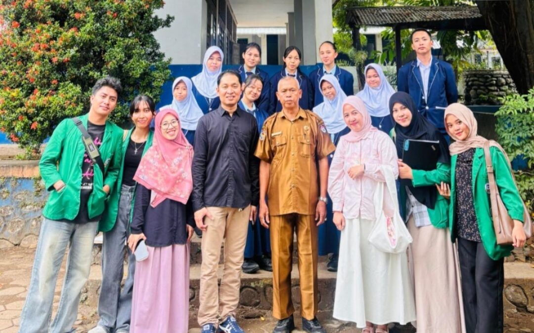 Mahasiswa PTI Universitas Megarezky Implementasikan Teori Perkembangan Peserta Didik Lewat PkM di SMP Negeri 20 Makassar